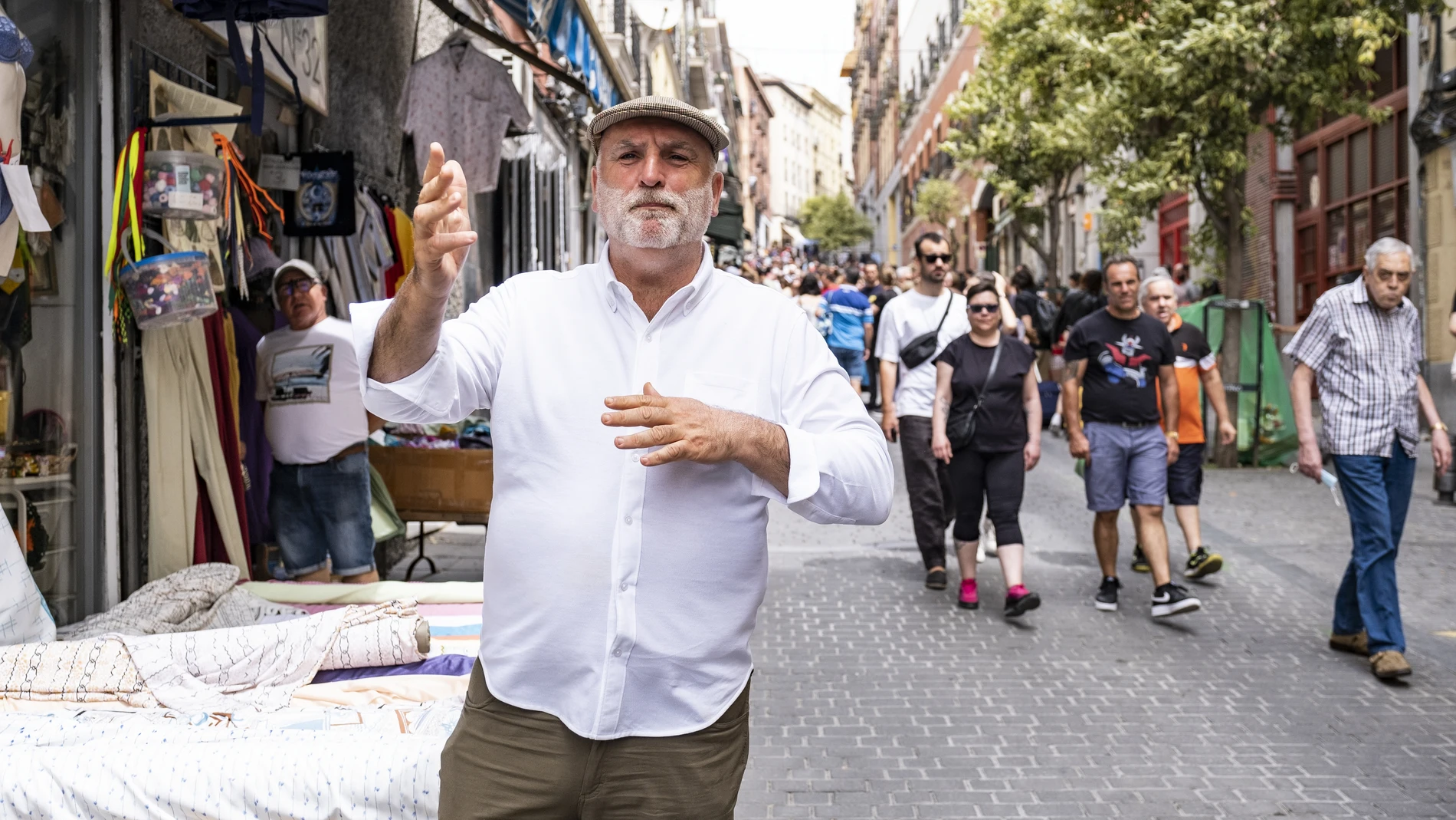 El célebre chef pasea por El Rastro de Madrid