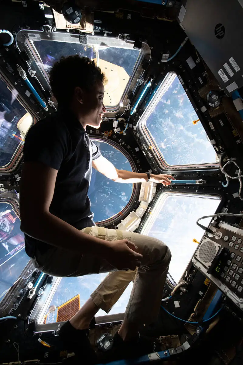 La astronauta de la NASA e ingeniera de vuelo de la Expedición 67 Jessica Watkins disfruta de la vista de la Tierra desde el interior de la cúpula de siete ventanas de la Estación Espacial Internacional. (Fotografía de la NASA editada por Mark García)