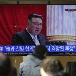 La pantalla de televisión muestra un programa de noticias con imágenes del líder norcoreano Kim Jong Un en Pyongyang, en la estación de tren de Seúl