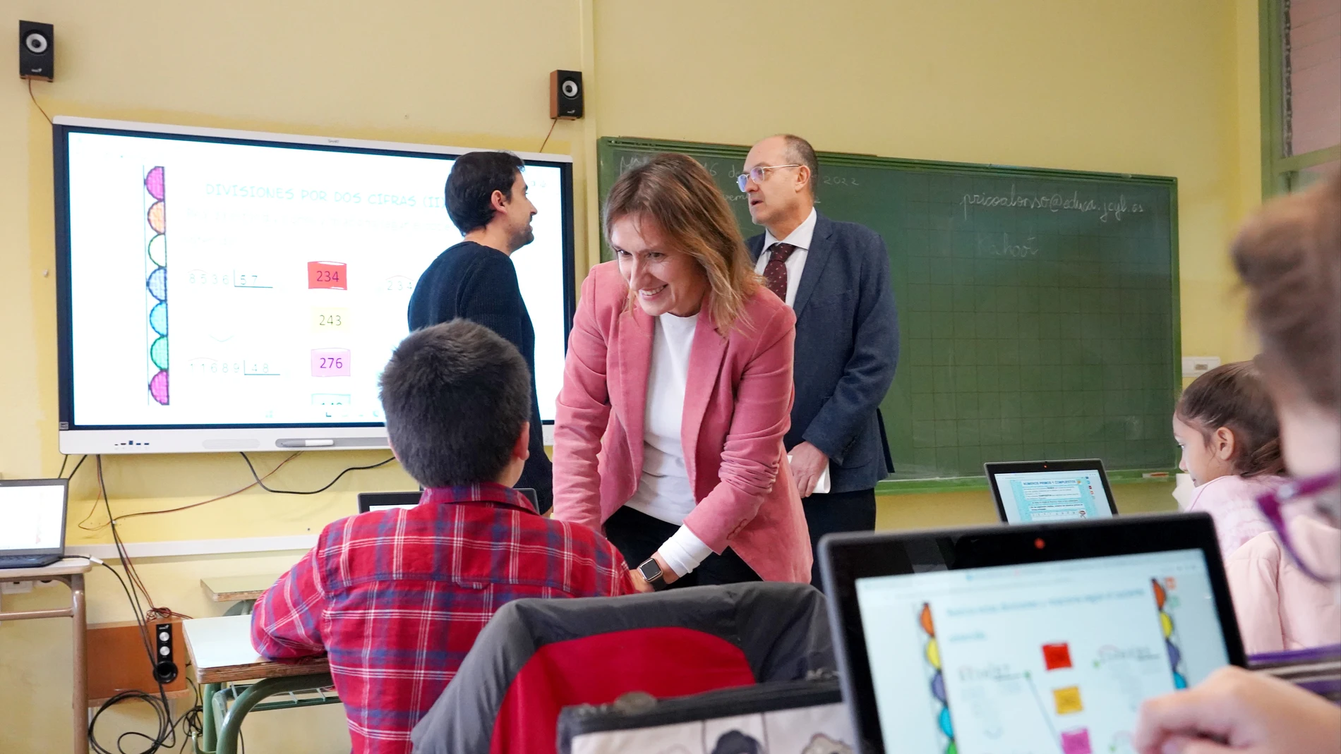 La consejera de Educación, Rocío Lucas, visita un colegio en Valladolid