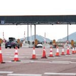 Varios vehículos ser acercan al área de peaje de una autopista de pago