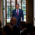 El presidente del Gobierno, Pedro Sánchez antes de la rueda de prensa tras el Consejo de Ministros celebrado en el Palacio de La Moncloa en Madrid este martes.