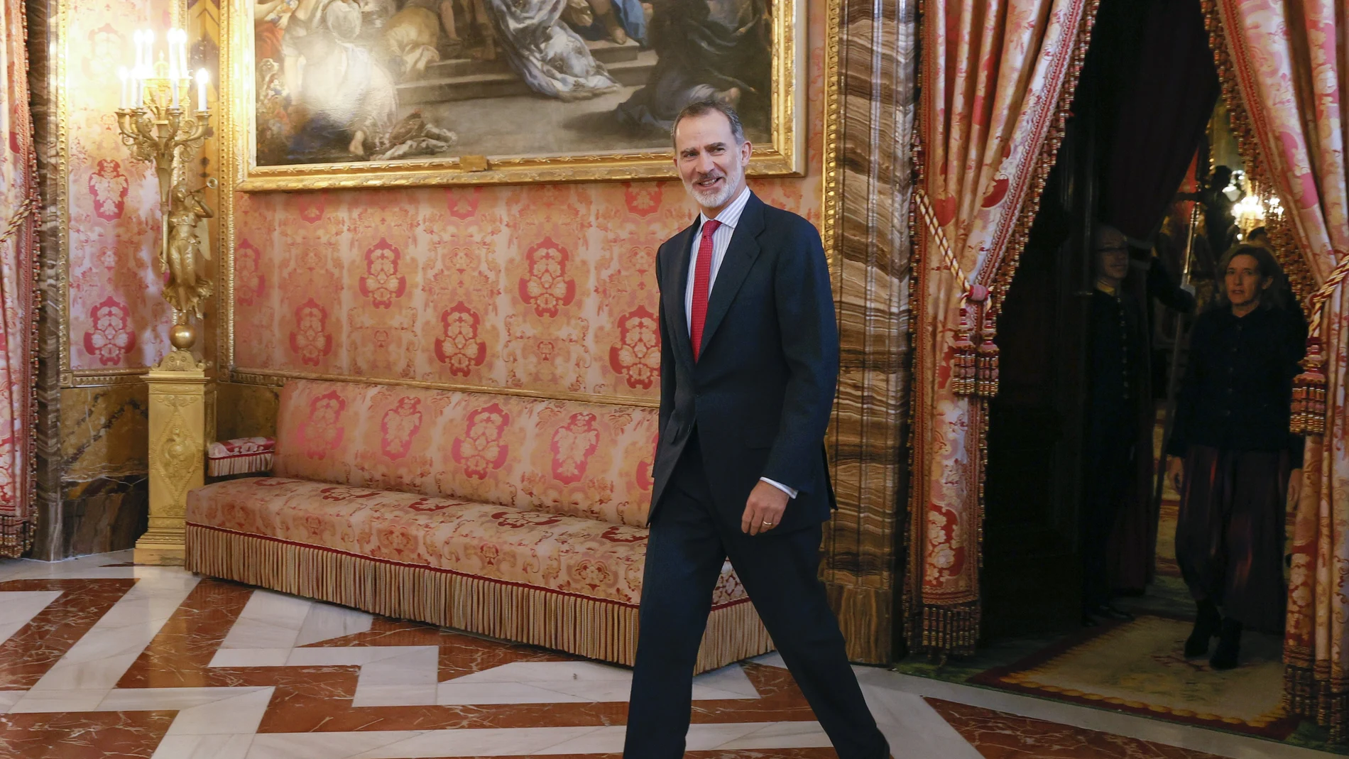 El rey Felipe VI a su llegada a la reunión del Patronato de la Fundación Princesa de Girona en el Palacio Real en Madrid.