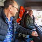 El consejero de la Presidencia, Jesús Julio Carnero, entrega un vehículo a la Mancomunidad de municipios del Malucas para la recogida de residuos sólidos urbanos