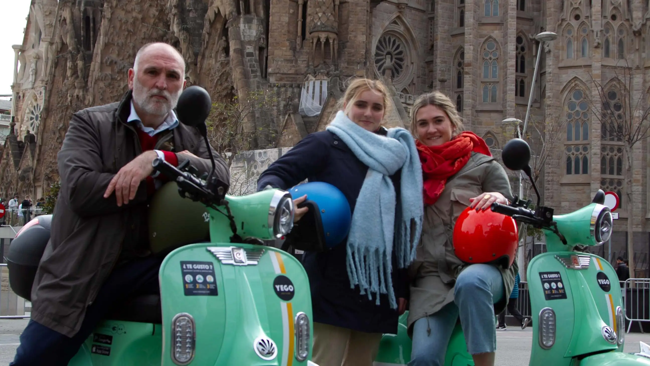 José Andrés, Carlota e Inés recorrieron en moto las calles de Barcelona