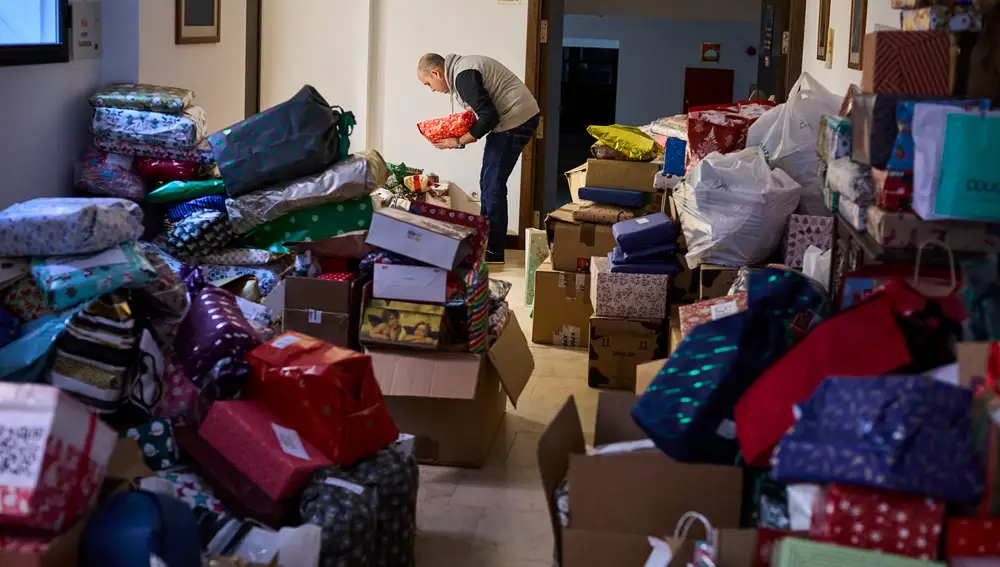 Reyes Magos de Verdad es un proyecto sin ánimo de lucro en el que colaboran cientos de personas de forma desinteresada para devolver la ilusión a niños, ancianos y personas sin recursos a través de un regalo de Reyes.