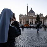 Una monja toma una foto en la Plaza de San Pedro