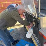 Vecino de El Real de la Jara cogiendo agua del camión cisterna que se ha instalado en el municipio
