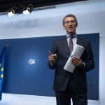 El presidente del Partido Popular, Alberto Núñez Feijóo, a su salida de comparecer tras hacer balance del año 2022, en la sede del Partido Popular, a 29 de diciembre de 2022, en Madrid (España). Se trata del primer año de Feijóo al frente del partido y de la oposición tras dar el relevo a Pablo Casado. El político gallego comparece dos días después de que el presidente del Ejecutivo hiciera balance del año y anunciara una serie de medidas para paliar el empuje de la inflación, que el PP aún no ha dicho si va a apoyar.29 DICIEMBRE 2022;MADRID;BALANCE POLÍTICO;FEIJÓO;PARTIDO POPULAR;PPEduardo Parra / Europa Press29/12/2022
