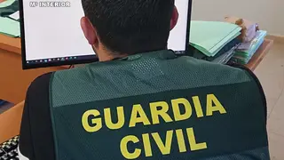Un guardia civil frente a un ordenador. GUARDIA CIVIL Un guardia civil frente a un ordenador. GUARDIA CIVIL