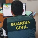 Un guardia civil frente a un ordenador. GUARDIA CIVIL