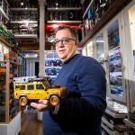 José María Sánchez posa con el Land Rover Defender 109 de Miguel de la Quadra Salcedo