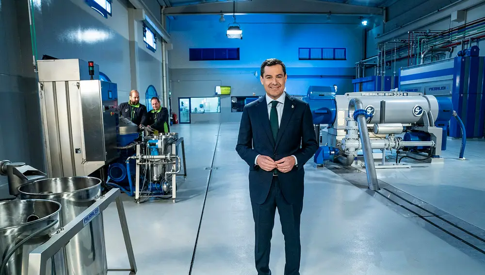 **EMBARGADA HASTA LAS 21:15H.** BAILÉN (JAÉN), 31/12/2022.- El presidente de la Junta de Andalucía, Juanma Moreno, en su mensaje de Fin de año que ha dirigido a los andaluces esta noche desde la cooperativa Picualia, en Bailén (Jaén). EFE/Junta de Andalucía - SÓLO USO EDITORIAL -