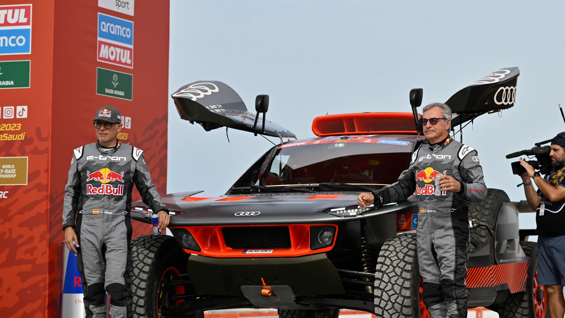 Carlos Sainz y Lucas Cruz ya son líderes del Dakar