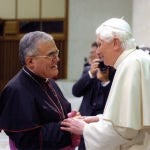 Monseñor Demetrio saluda al Papa Benedicto XVI, en una foto de archivo. DIÓCESIS DE CÓRDOBA