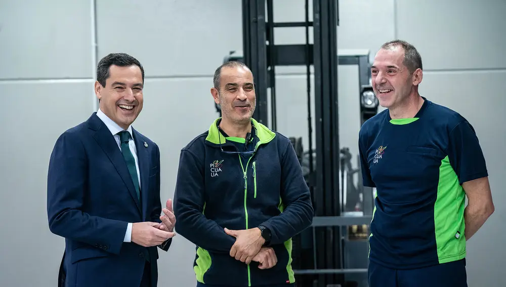 El presidente andaluz, con trabajadores de la cooperativa de Bailén