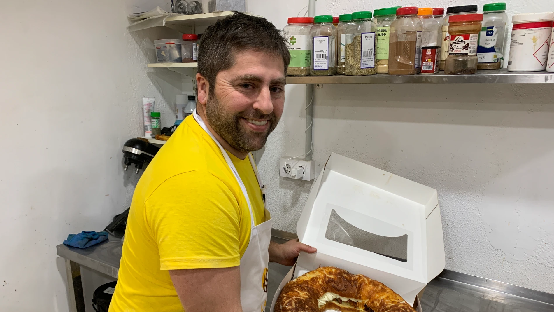 El gerente de la panadería ‘La esencia’ de Mairena del Aljarafe (Sevilla), Javier González, muestra a EFE su ‘Roscón de Yucatán’, una innovación en el dulce tradicional de Reyes Magos que en este obrador sevillano han elaborado transformando el tradicional taco mexicano en roscón, con pico de gallo, con jitomate, cebolla y chile picados en brunoise. EFE/Fermín Cabanillas