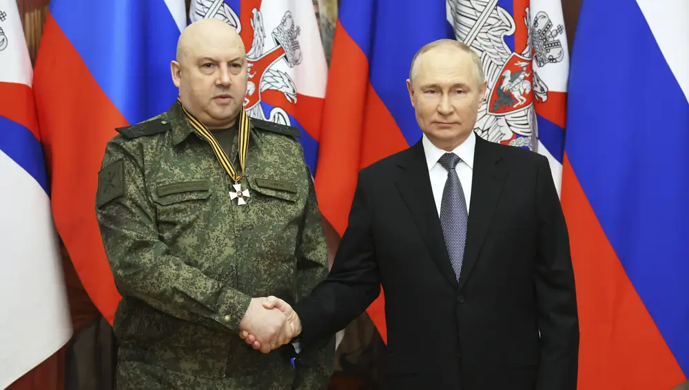 El presidente ruso Vladimir Putin, con el general Sergei Surovikin