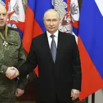 El presidente ruso Vladimir Putin, con el general Sergei Surovikin