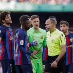BARCELONA, 31/12/2022.- Los jugadores del Barcelona protestan la expulsión de su compañero Jordi Alba durante el partido de LaLiga Santander disputado este sábado ante el Espanyol en el estadio Spotify Camp Nou de Barcelona. EFE/Andreu Dalmau
