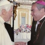 Benedicto XVI y el obispo de Málaga, Jesús Catalá, se saludan en una audiencia en 2012. DIÓCESIS