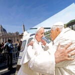Un cartel que muestra al Papa Francisco (I) con el Papa Emérito Benedicto XVI (D) en la Plaza de San Pedro, Ciudad del Vaticano, 31 de diciembre de 2022.