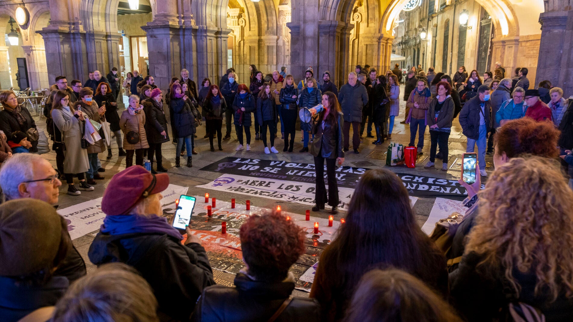 Salamanca ilumina su repulsa contra la violencia machista