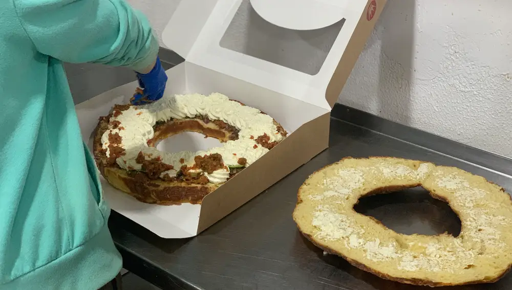 Imagen del ‘Roscón de Yucatán’, una innovación en el dulce tradicional de Reyes Magos de una panadería sevillana, ‘La esencia’. EFE/Fermín Cabanillas