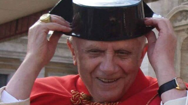 En 2005, Benedicto XVI se puso el tricornio de la Guardia Civil española