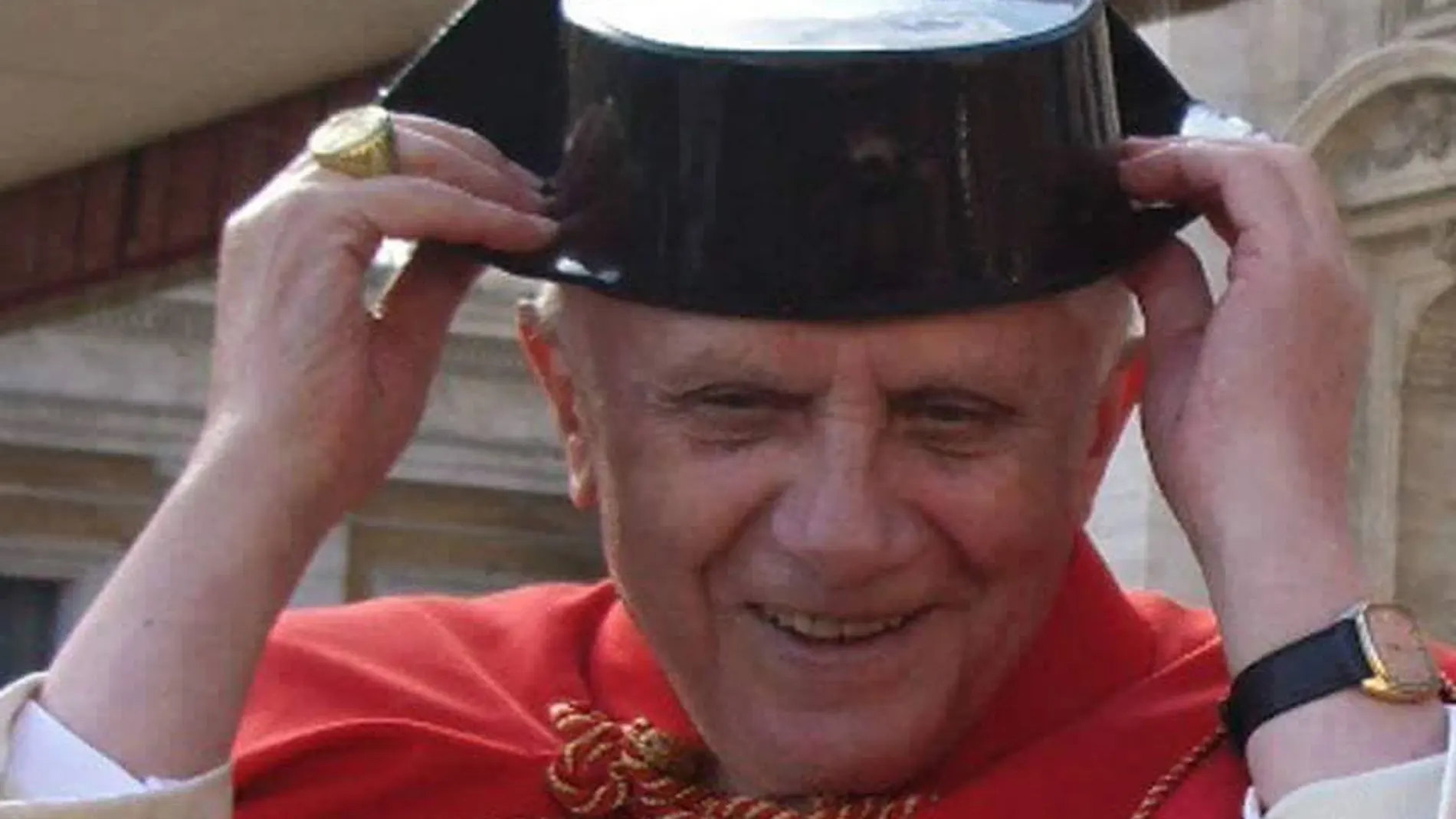 En 2005, Benedicto XVI se puso el tricornio de la Guardia Civil española