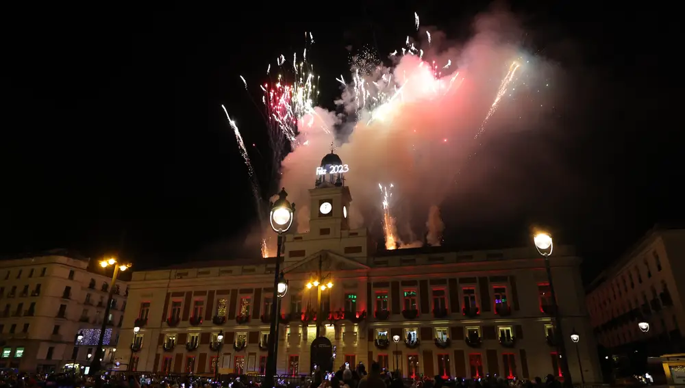 Fuegos artificiales en la Real Casa de Correos tras las Campanadas de Fin de Año 2022, en la Puerta del Sol, a 1 de enero de 2023, en Madrid (España | Fuente: Jesús Hellín / Europa Press