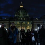 Vatican City (Vatican City State (holy See)), 01/01/2023.- People gather in Saint Peter's Square the day after the death of Pope Emeritus Benedict XVI at Vatican, 01 January 2023. Former Pope Benedict XVI died on 31 December at his Vatican residence, aged 95. (Papa) EFE/EPA/Giuseppe Lami