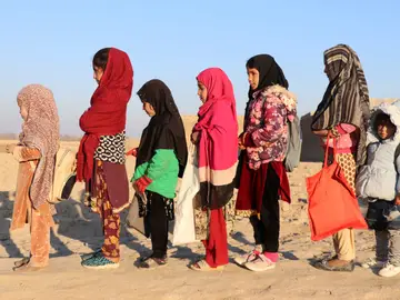 Niñas afganas llegan para asistir a la última clase en un centro educativo antes de su cierre tras la prohibición de los talibanes de que las mujeres trabajen en ONG, en el distrito de Dand de Kandahar, Afganistán, el 1 de enero Niñas afganas llegan para asistir a la última clase en un centro educativo antes de su cierre tras la prohibición de los talibanes de que las mujeres trabajen en ONG, en el distrito de Dand de Kandahar, Afganistán, el 1 de enero