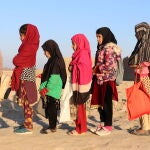 Niñas afganas llegan para asistir a la última clase en un centro educativo antes de su cierre tras la prohibición de los talibanes de que las mujeres trabajen en ONG, en el distrito de Dand de Kandahar, Afganistán, el 1 de enero