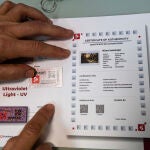 La empresa tecnológica DigitArt ha creado un sistema de seguridad pionero en el mundo del arte que permite verificar la autenticidad con un elemento de conectividad que lo vincula directamente a una base de datos, es lo que se conoce como blockchain. EFE/Rafa Alcaide