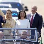 El presidente electo Luiz Inácio Lula da Silva, a la izquierda, su esposa Rosangela Silva, segunda por la izquierda, el vicepresidente electo Geraldo Alckmin, a la derecha, y su esposa Maria Lucia Ribeiro, viajan en un coche descubierto hacia el Congreso para su ceremonia de investidura, en Brasilia