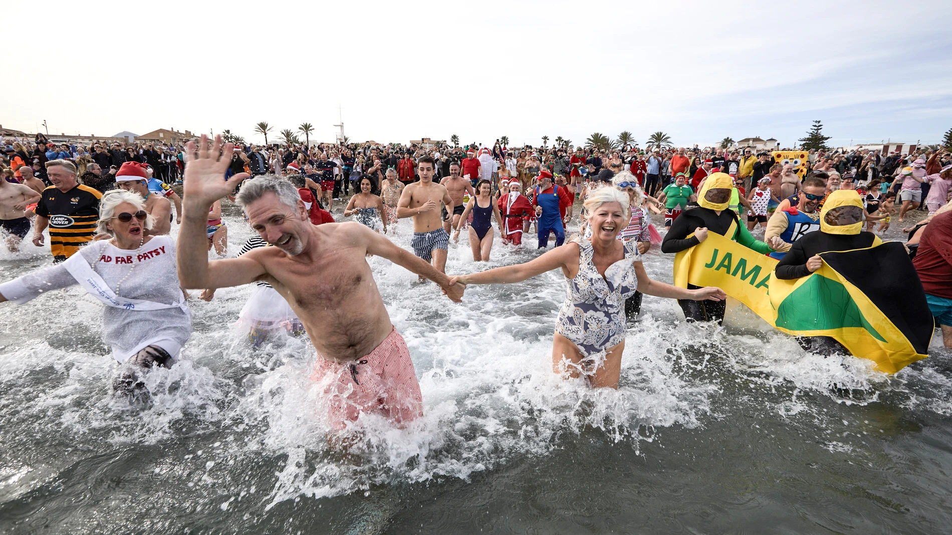 La colonia de ciudadanos ingleses que vive en la localidad alicantina de Jávea ha celebrado, en la playa del Arenal, su tradicional baño del 1 de enero. El baño tiene un fin benéfico destinando su recaudación a la Cruz Roja.