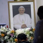 Un devoto en la Iglesia Kalawar de Bangkok (Tailandia)