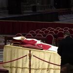 Así ha sido la capilla ardiente de Benedicto XVI. Tirón popular para honrar al Pastor sabio
