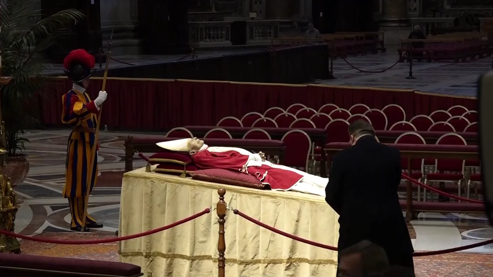 Así ha sido la capilla ardiente de Benedicto XVI. Tirón popular para honrar al Pastor sabio