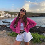 Rocío Osorno con cazadora de rebajas de Zara.