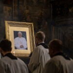 Un retrato de Benedicto preside en velatorio