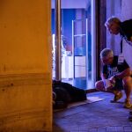 Dos voluntarios de la Fundació Arrels en la calle