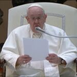 El Papa: “Quisiera que nos uniéramos a quienes, aquí a nuestro lado, rinden homenaje a Benedicto XVI”