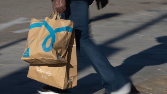 Varias personas realizan sus compras de última hora para el Día de Reyes, a 4 de enero de 2023, en Madrid