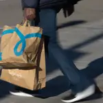 Varias personas realizan sus compras de última hora para el Día de Reyes, a 4 de enero de 2023, en Madrid