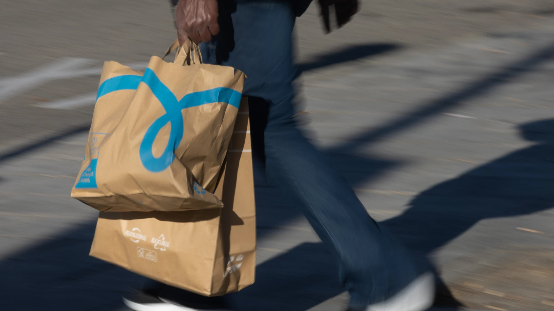 Varias personas realizan sus compras de última hora para el Día de Reyes, a 4 de enero de 2023, en Madrid