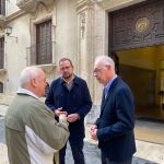 El concejal Antonio Navarro, en la puerta de la CHS