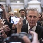 El representante Kevin McCarthy, republicano de California, está rodeado de periodistas mientras camina hacia la Cámara de Representantes