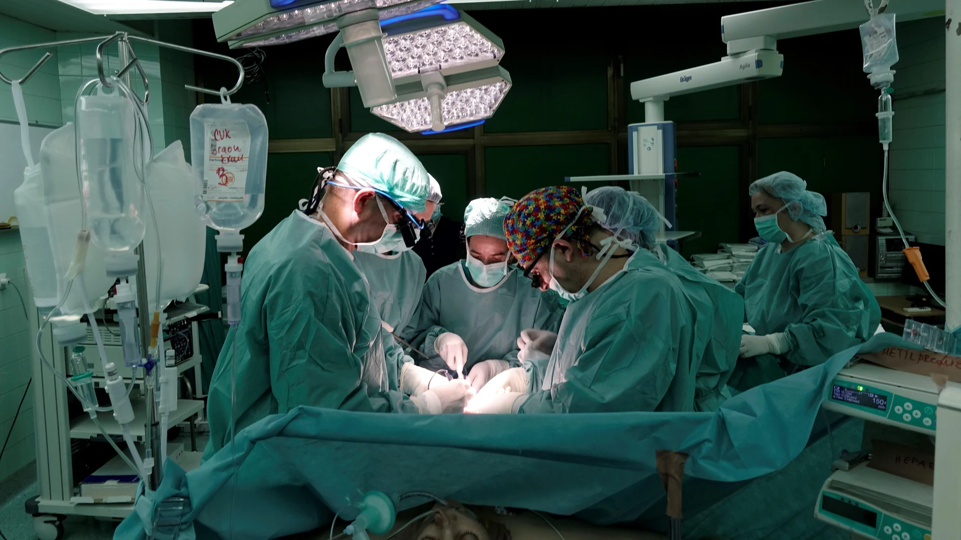 Un equipo de profesionales sanitarios practica una cesárea